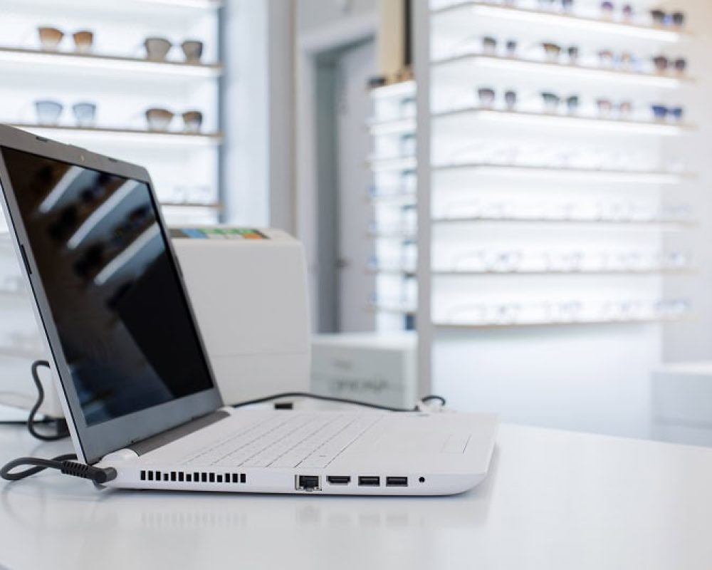 laptop-on-a-table-in-a-glasses-store-2026-01-09-09-14-19-utc 1